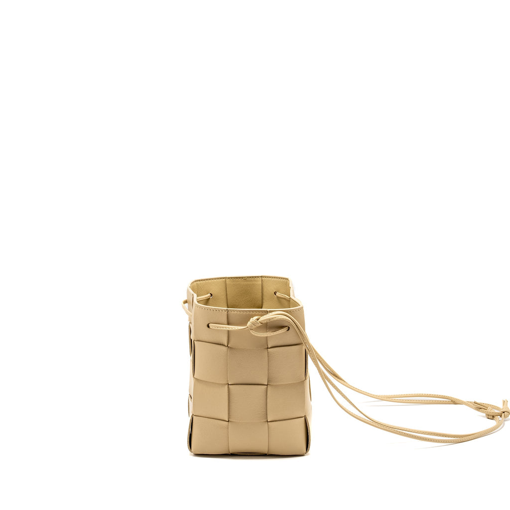 BOTTEGA VENETA SMALL CASSETTE BUCKET BAG LAMBSKIN BEIGE