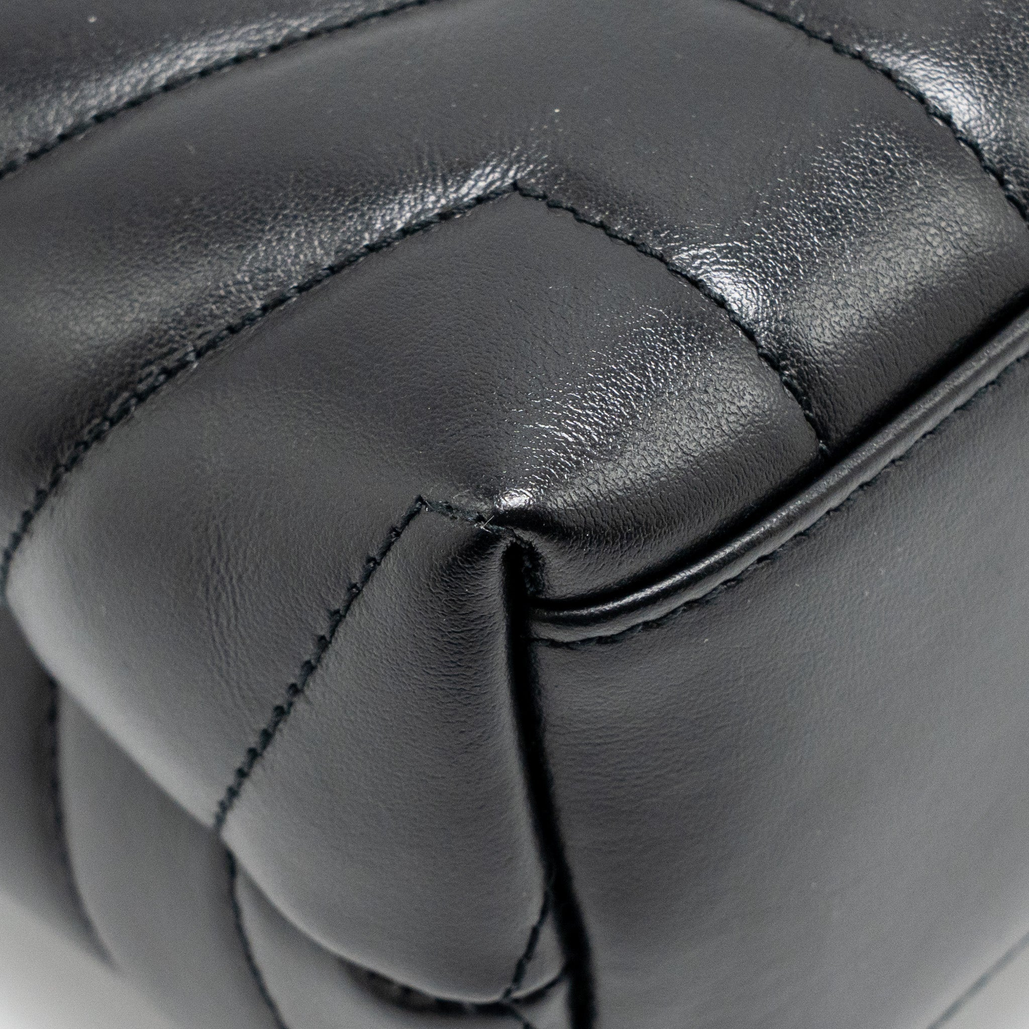 SAINT LAURENT/YSL MEDIUM LOULOU SHOULDER BAG CALFSKIN SO BLACK