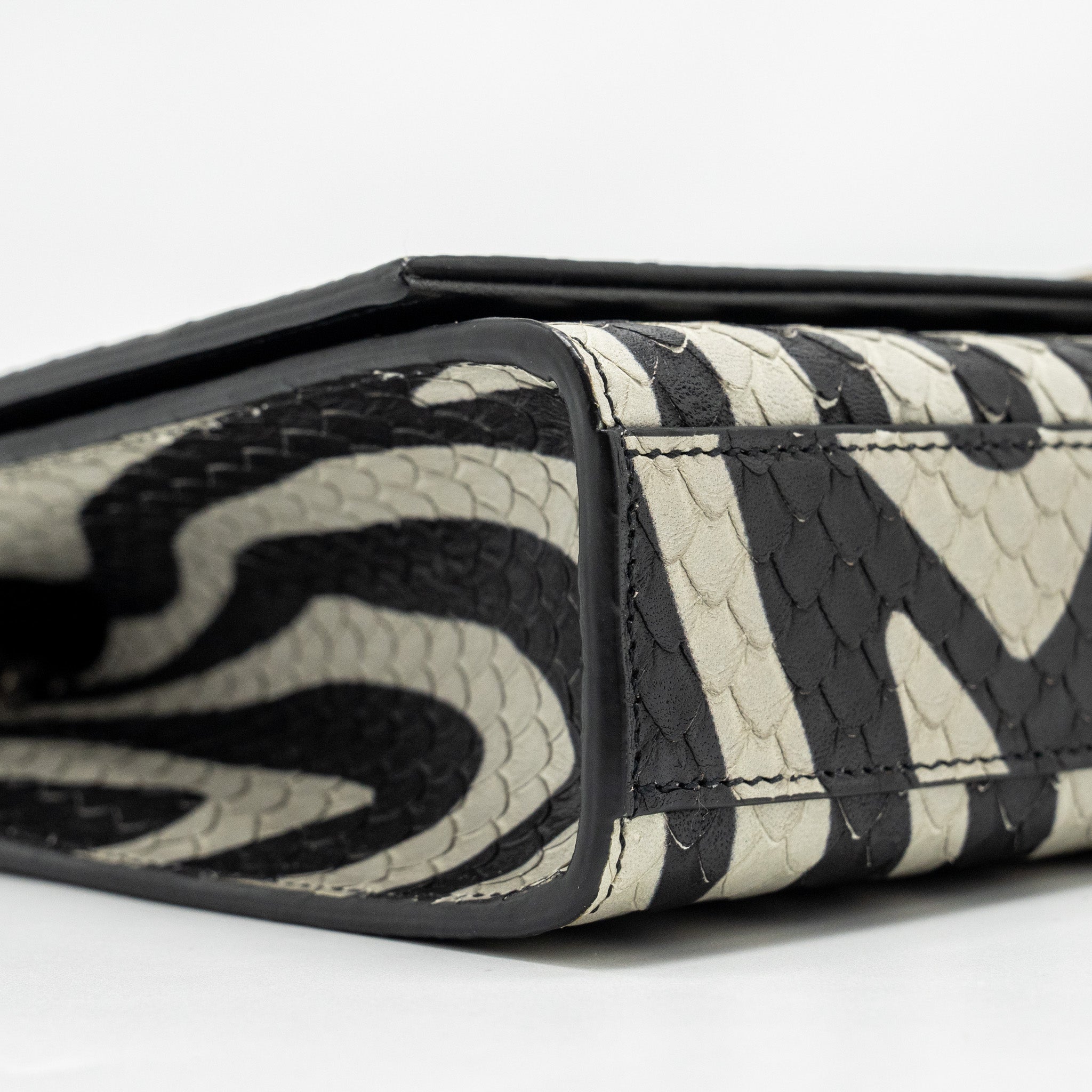 SAINT LAURENT/YSL MEDIUM KATE SHOULDER BAG WITH TASSEL EMBOSSED LEATHER BLACK/WHITE SHW