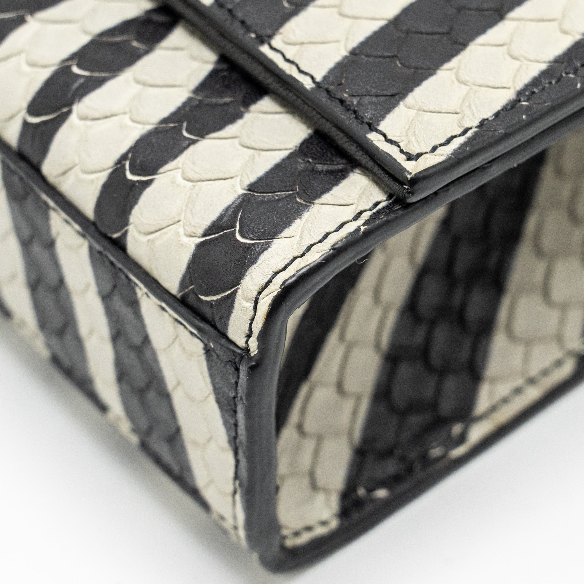 SAINT LAURENT/YSL MEDIUM KATE SHOULDER BAG WITH TASSEL EMBOSSED LEATHER BLACK/WHITE SHW