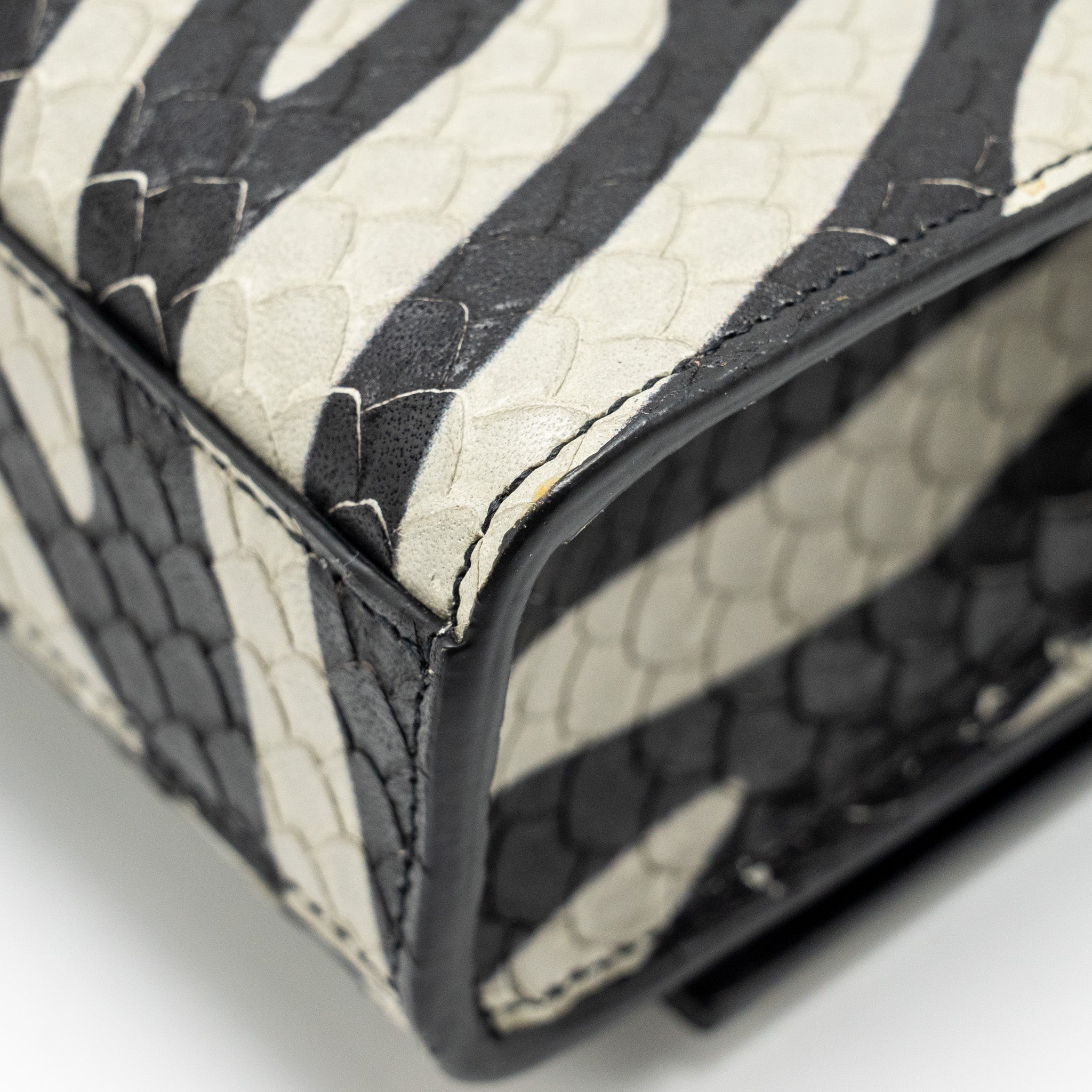 SAINT LAURENT/YSL MEDIUM KATE SHOULDER BAG WITH TASSEL EMBOSSED LEATHER BLACK/WHITE SHW