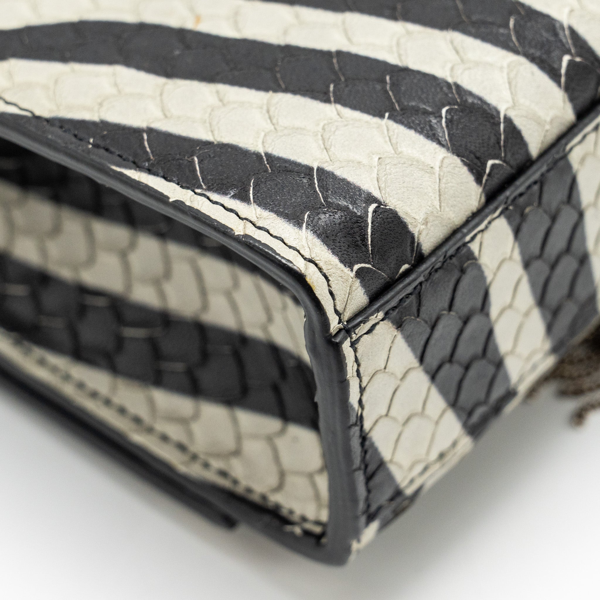 SAINT LAURENT/YSL MEDIUM KATE SHOULDER BAG WITH TASSEL EMBOSSED LEATHER BLACK/WHITE SHW