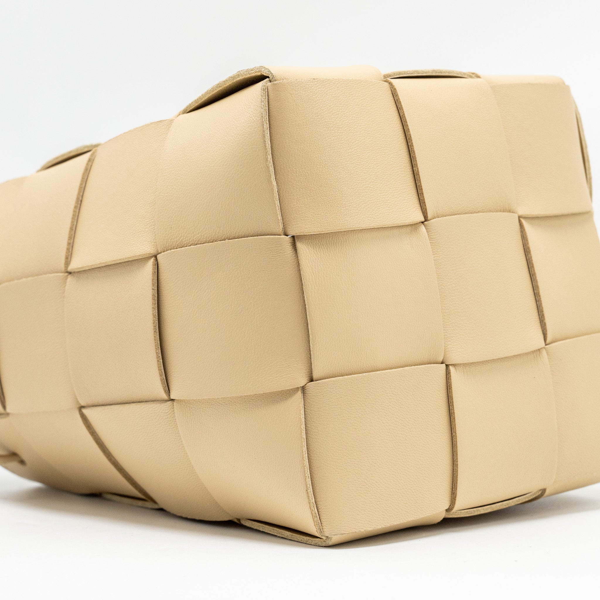 BOTTEGA VENETA SMALL CASSETTE BUCKET BAG LAMBSKIN BEIGE