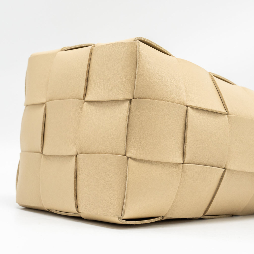 BOTTEGA VENETA SMALL CASSETTE BUCKET BAG LAMBSKIN BEIGE