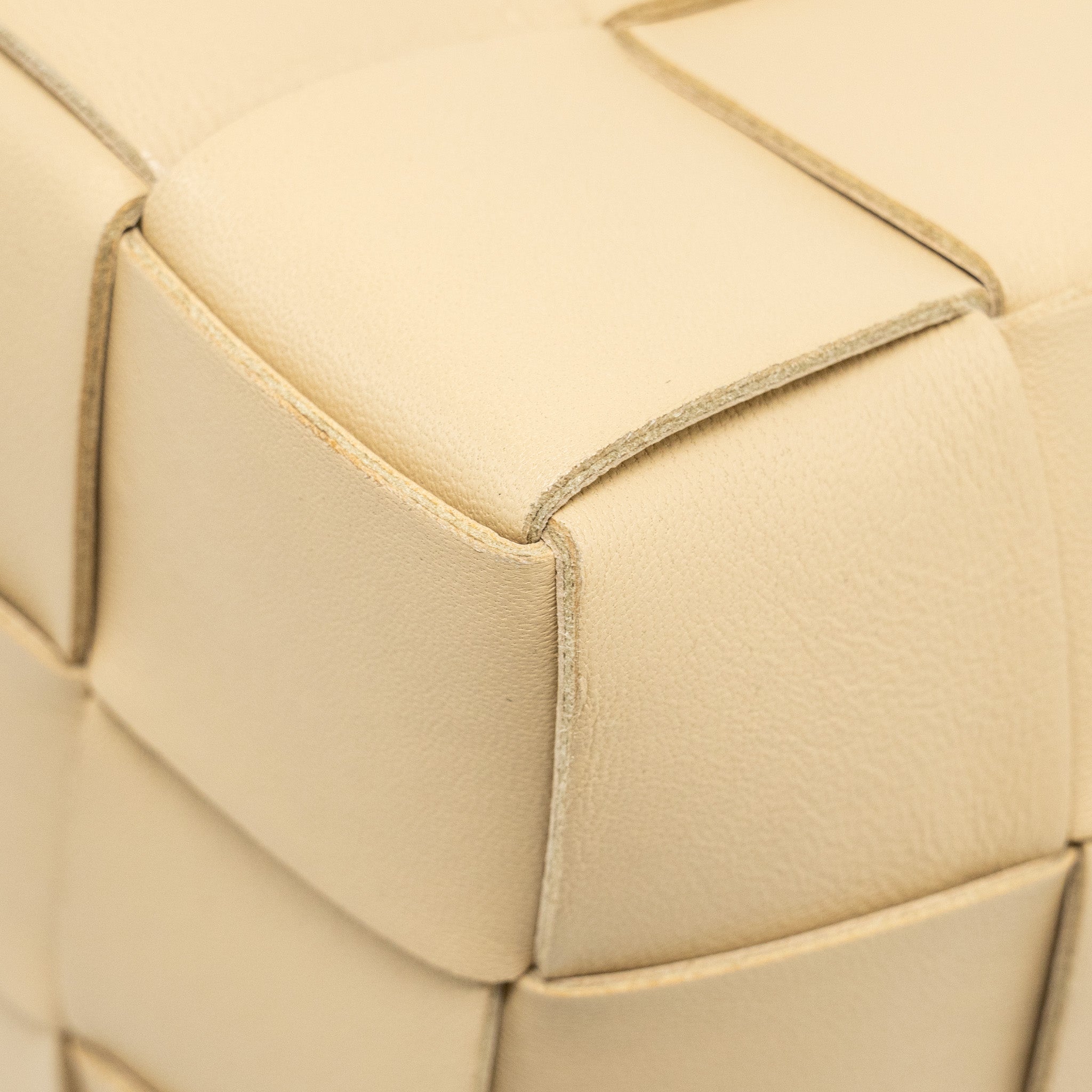BOTTEGA VENETA SMALL CASSETTE BUCKET BAG LAMBSKIN BEIGE