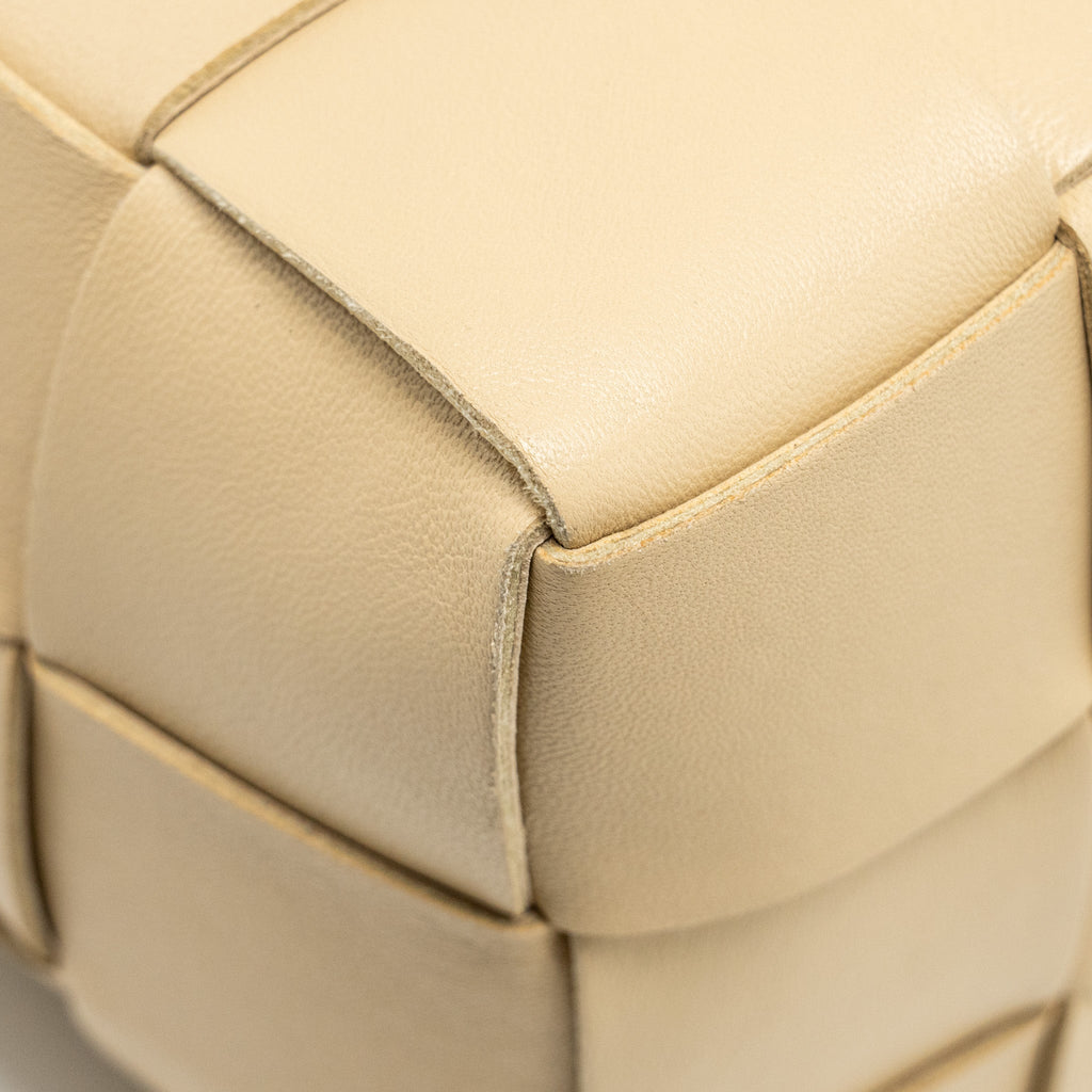 BOTTEGA VENETA SMALL CASSETTE BUCKET BAG LAMBSKIN BEIGE