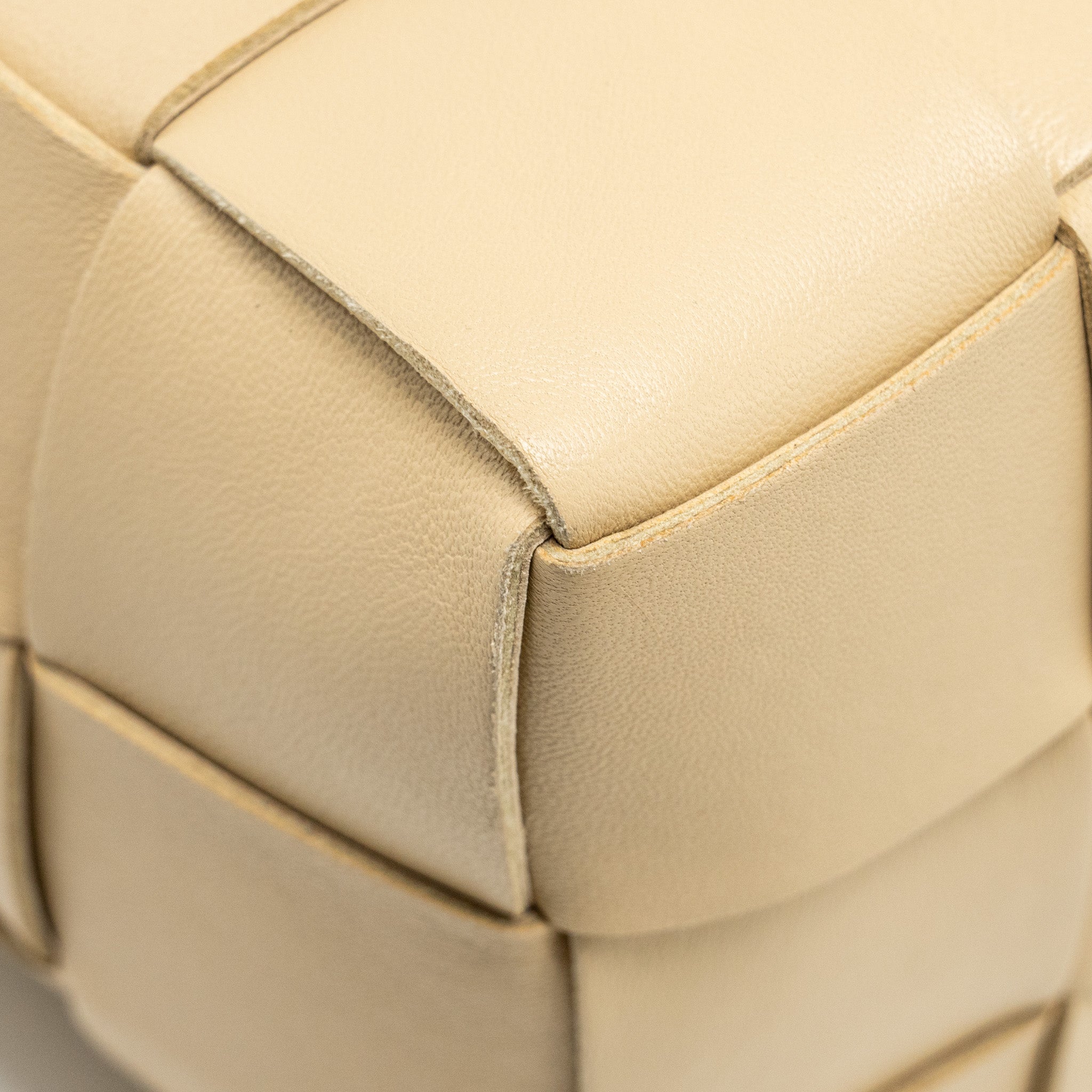 BOTTEGA VENETA SMALL CASSETTE BUCKET BAG LAMBSKIN BEIGE