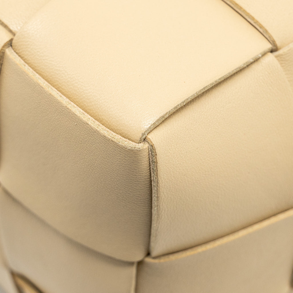 BOTTEGA VENETA SMALL CASSETTE BUCKET BAG LAMBSKIN BEIGE