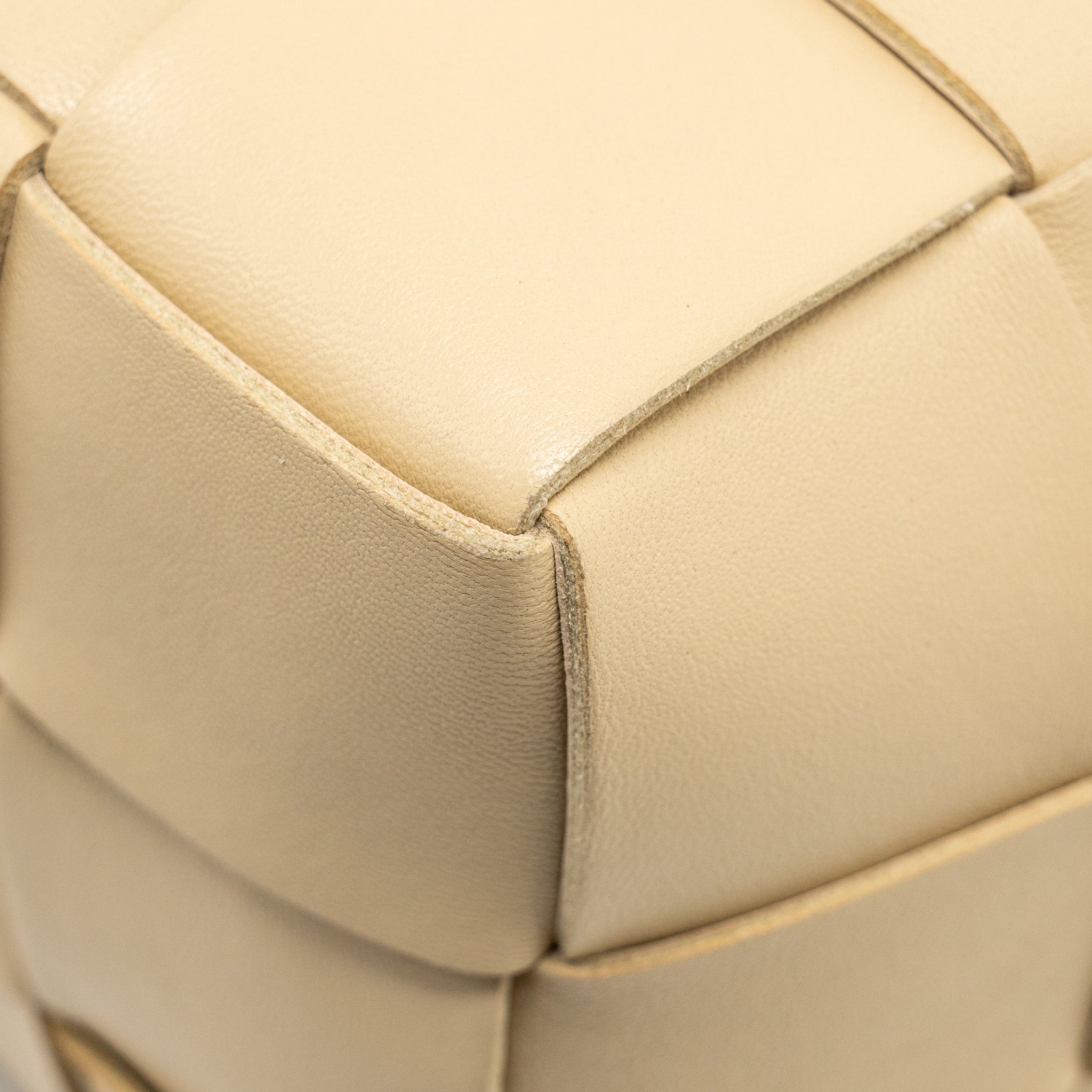 BOTTEGA VENETA SMALL CASSETTE BUCKET BAG LAMBSKIN BEIGE