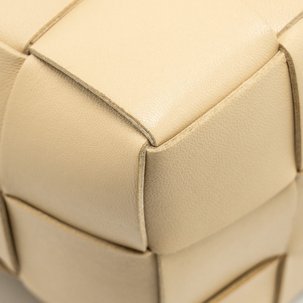 BOTTEGA VENETA SMALL CASSETTE BUCKET BAG LAMBSKIN BEIGE