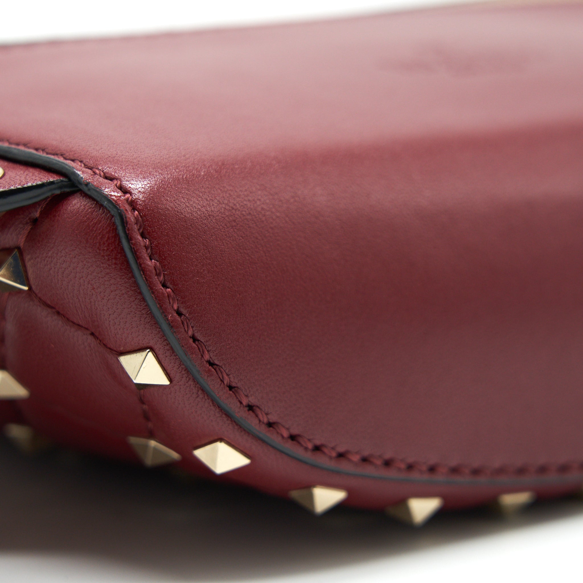 VALENTINO ROCKSTUD SPIKE QUILTED-LEATHER BELT BAG BURGUNDY 95CM