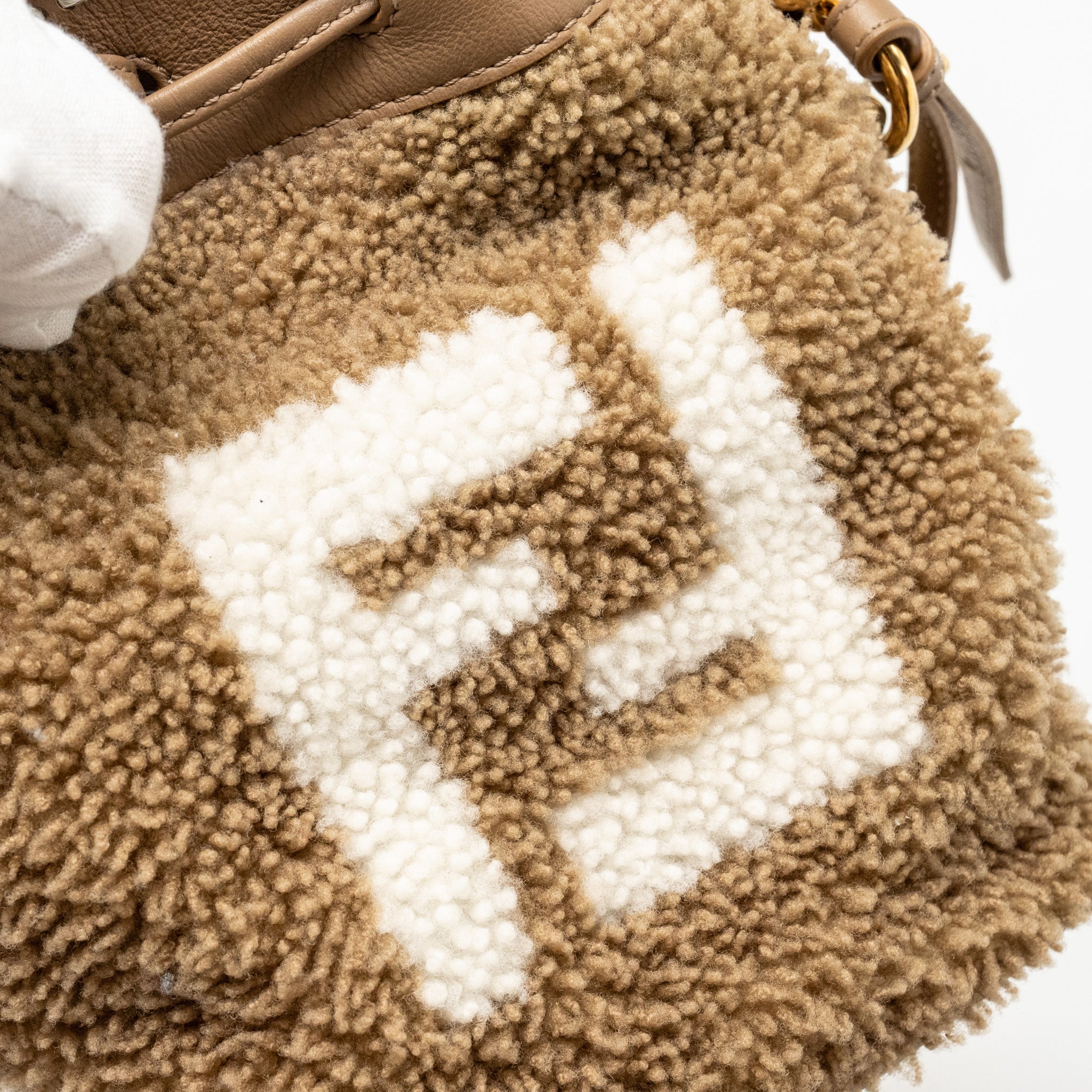 FENDI MINI MON TRESOR BUCKET BAG SHEARLING/LEATHER BEIGE GHW