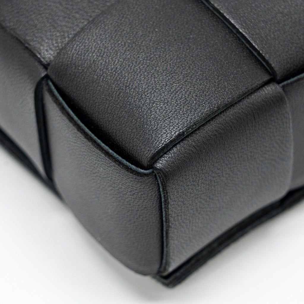 BOTTEGA VENETA SMALL CASSETTE BAG LAMBSKIN BLACK GHW