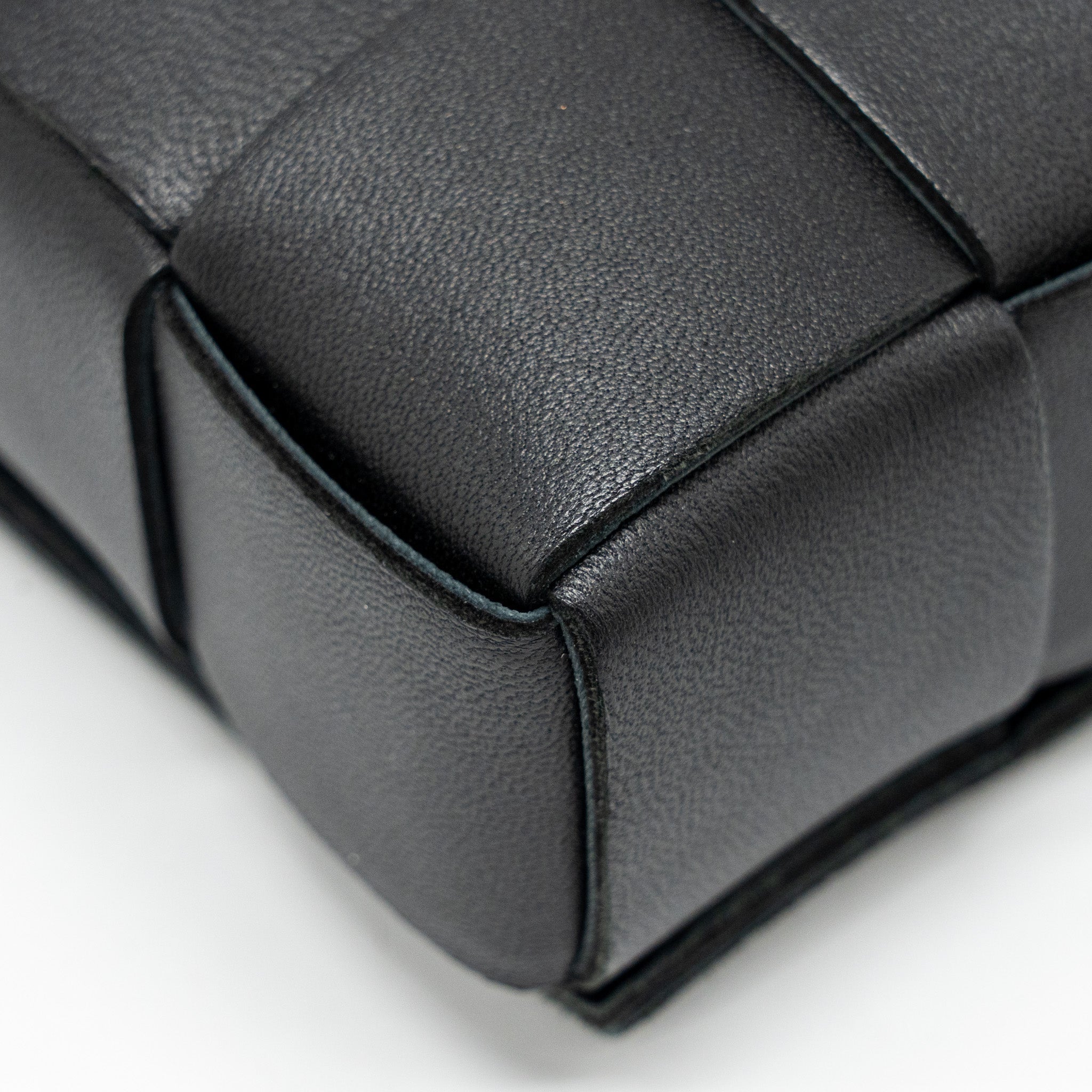BOTTEGA VENETA SMALL CASSETTE BAG LAMBSKIN BLACK GHW