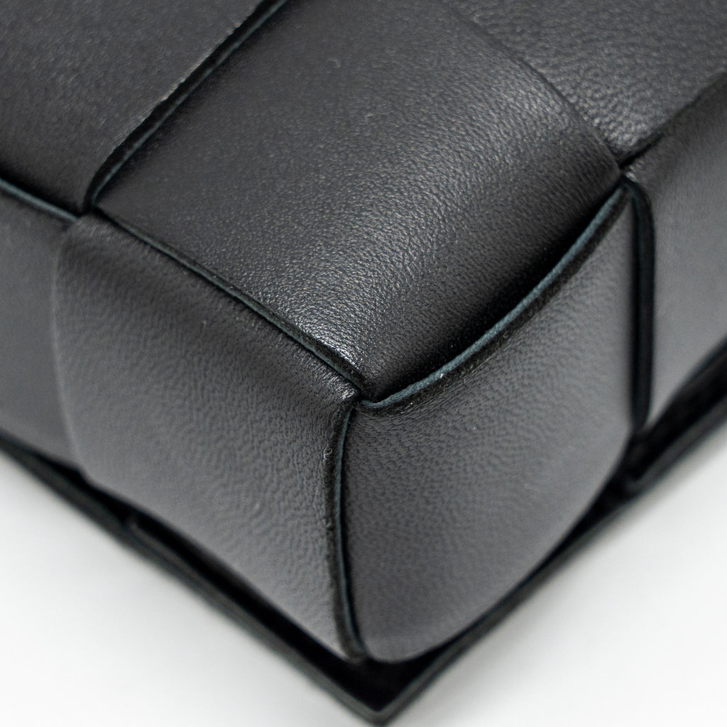 BOTTEGA VENETA SMALL CASSETTE BAG LAMBSKIN BLACK GHW