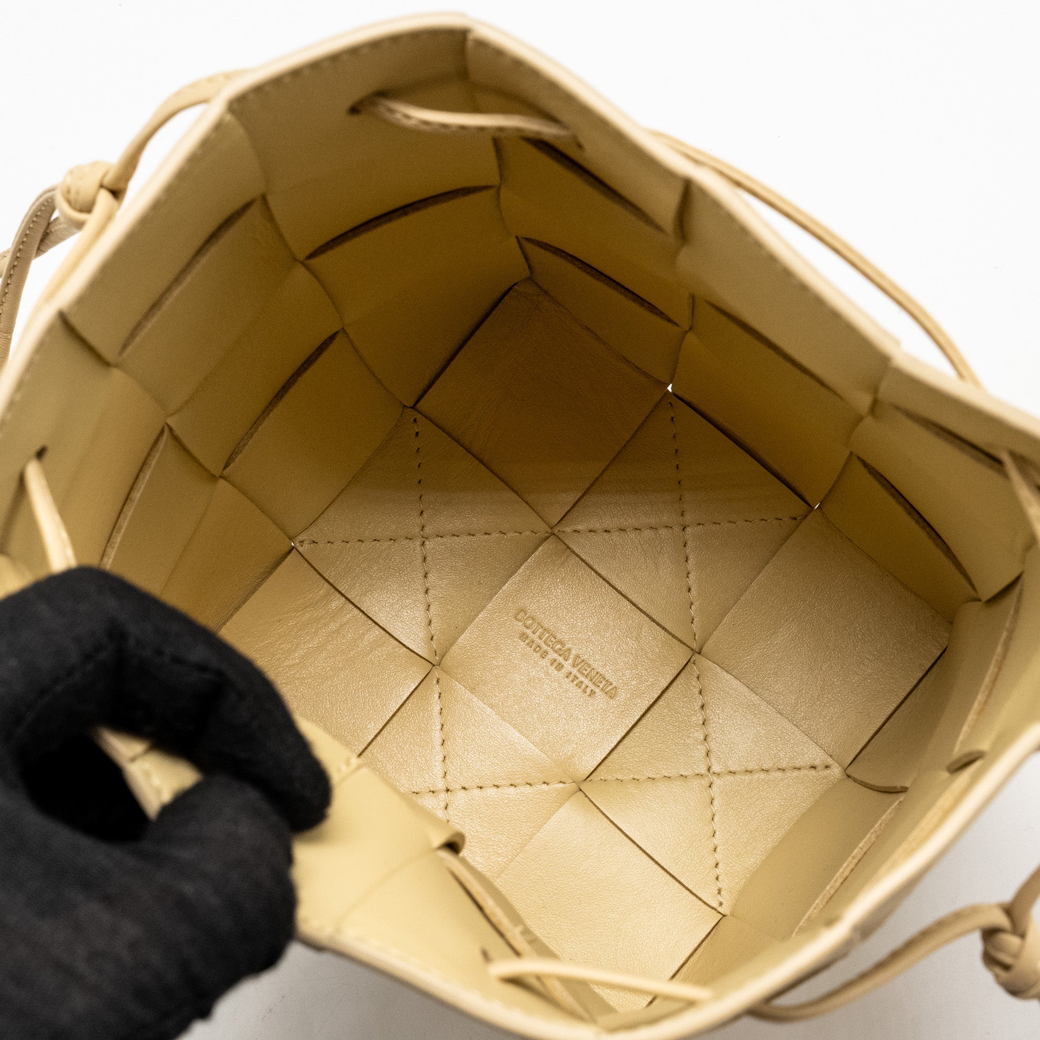 BOTTEGA VENETA SMALL CASSETTE BUCKET BAG LAMBSKIN BEIGE