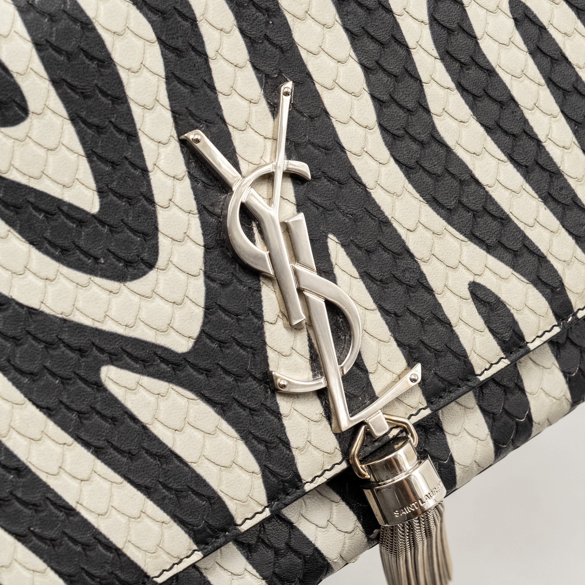 SAINT LAURENT/YSL MEDIUM KATE SHOULDER BAG WITH TASSEL EMBOSSED LEATHER BLACK/WHITE SHW