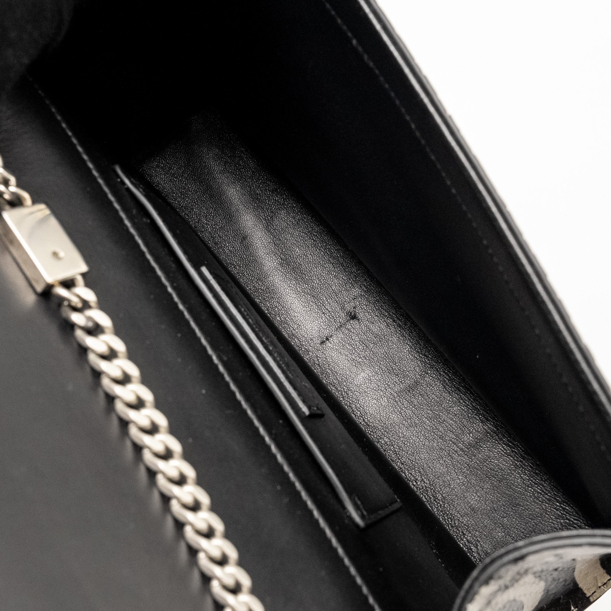 SAINT LAURENT/YSL MEDIUM KATE SHOULDER BAG WITH TASSEL EMBOSSED LEATHER BLACK/WHITE SHW